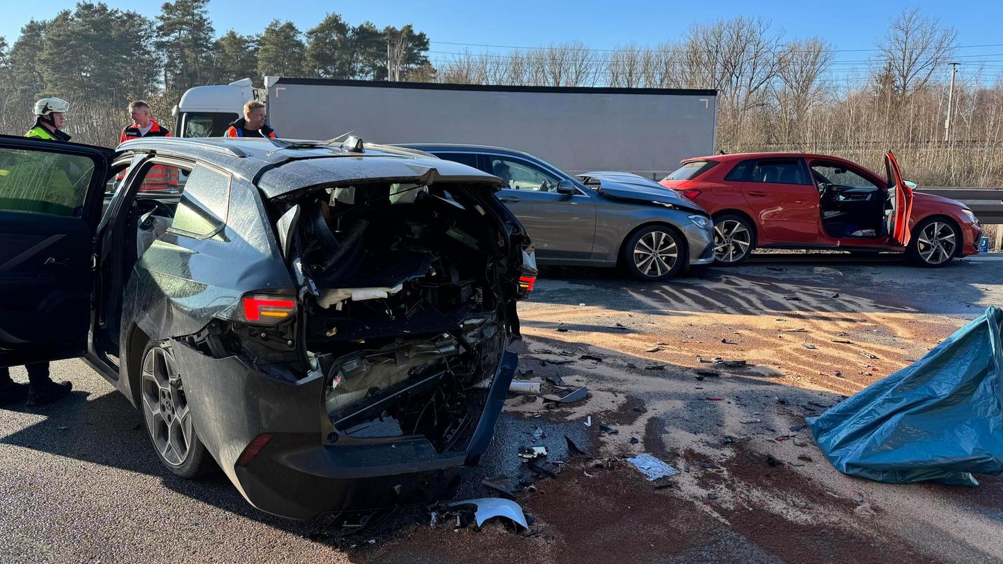 Einige der demolierten Pkw auf der A9 nahe Allersberg. Binnen Sekunden schepperte es mehrfach. Glücklicherweise gab es keine Schwerverletzten. Einige der demolierten Pkw auf der A9 nahe Allersberg. Binnen Sekunden schepperte es mehrfach. Glücklicherweise gab es keine Schwerverletzten.