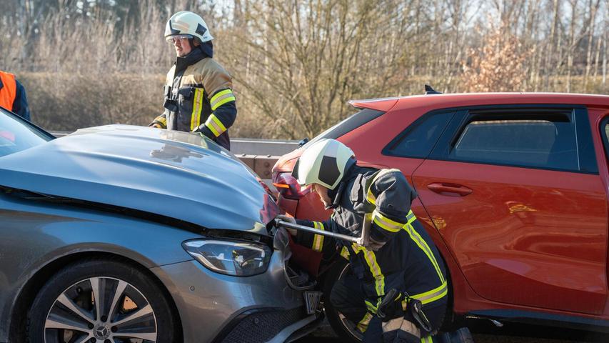 Die Rettungskräfte hatten auf der A9 viel zu tun. Die Rettungskräfte hatten auf der A9 viel zu tun.