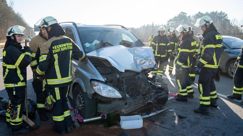 Dutzende von Feuerwehrleuten aus mehreren Feuerwehren wurden alarmiert. Dutzende von Feuerwehrleuten aus mehreren Feuerwehren wurden alarmiert.