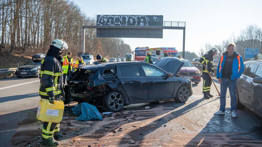 Bis alle Fahrzeuge geborgen waren, verging viel Zeit. Die Behinderungen waren erheblich. Bis alle Fahrzeuge geborgen waren, verging viel Zeit. Die Behinderungen waren erheblich.