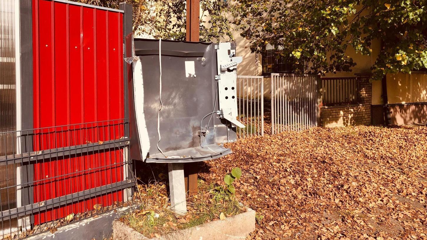 Die Unbekannten entwendeten aus den Geräten Zigaretten und Bargeld. (Symbolbild) Die Unbekannten entwendeten aus den Geräten Zigaretten und Bargeld. (Symbolbild)