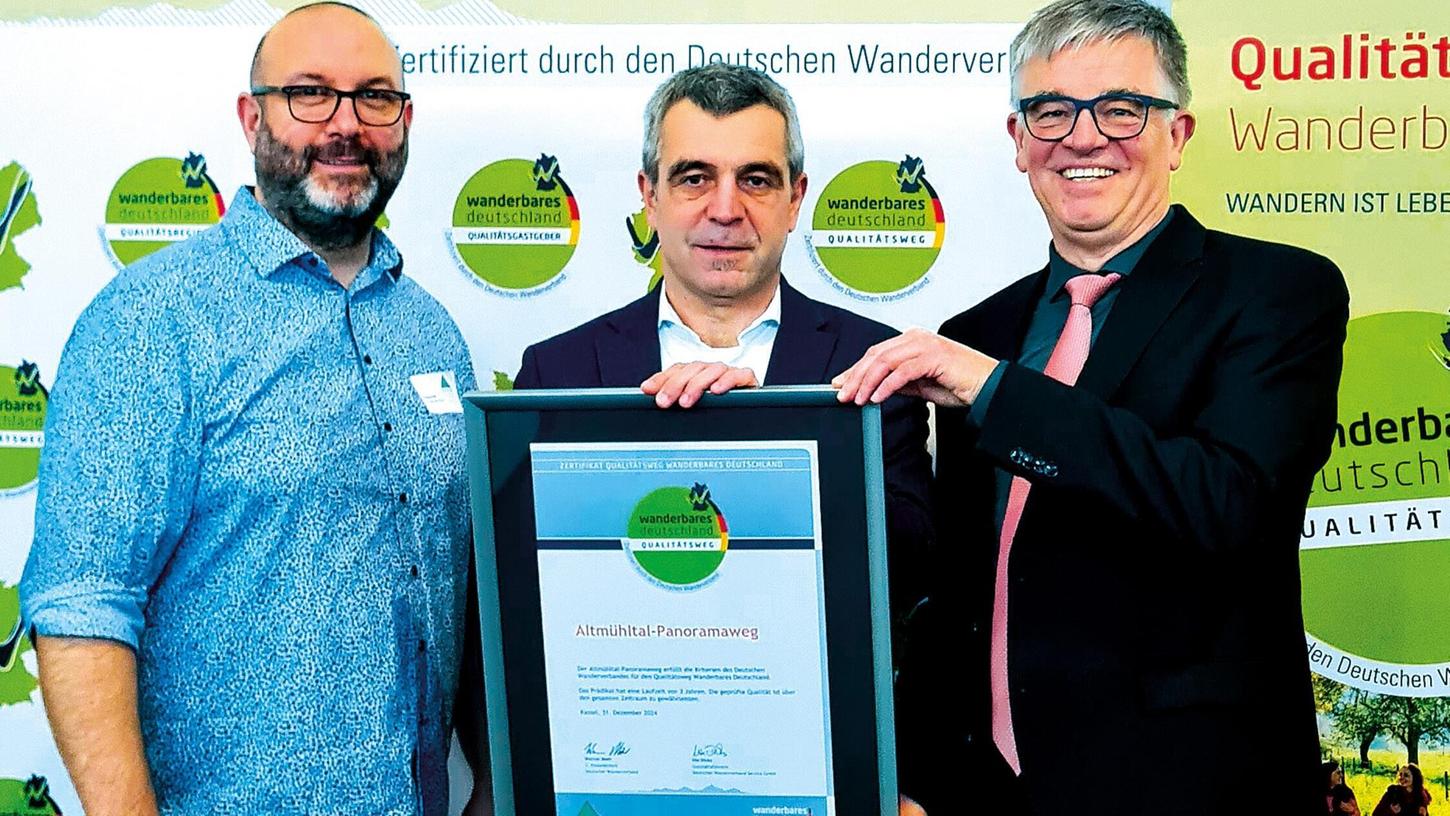 Ausgezeichnet: Landrat Alexander Anetsberger (Mitte), Vorsitzender des Tourismusverbands Naturpark Altmühltal, und Geschäftsführer Christoph Würflein (rechts) nahmen die Urkunde „Qualitätsweg Wanderbares Deutschland“ von Erik Neumeyer vom Deutschen Wanderverband entgegen. Ausgezeichnet: Landrat Alexander Anetsberger (Mitte), Vorsitzender des Tourismusverbands Naturpark Altmühltal, und Geschäftsführer Christoph Würflein (rechts) nahmen die Urkunde „Qualitätsweg Wanderbares Deutschland“ von Erik Neumeyer vom Deutschen Wanderverband entgegen.