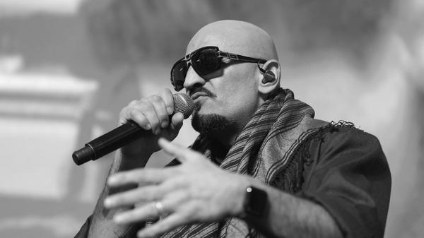 Der Rapper Xatar ist im Alter von 43 Jahren überraschend gestorben. Xatar, der mit bürgerlichem Namen Giwar Hajabi hieß, sei am Abend des 9. Mai tot in einer Kölner Wohnung aufgefunden worden, teilte ein Sprecher der Kölner Staatsanwaltschaft mit.