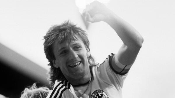 Der ehemalige Fußballer und Weltmeister von 1990, Frank Mill ist am 5. August im Alter von 67 Jahren an den Folgen eines Herzinfarkts gestorben. Der Stürmer, seinerzeit einer der besten Angreifer der Welt, galt als Schlitzohr - war aber insbesondere für seinen legendären Pfostenschuss vor einem leerstehenden Tor bekannt.