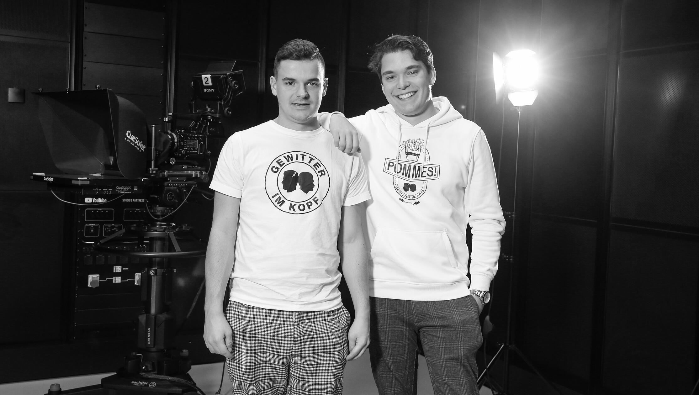 Der deutsche YouTuber Jan Zimmermann (links) wurde am 18. November 2025 tot in seiner Wohnung aufgefunden. Gemeinsam mit seinem Freund Tim Lehmann (rechts) bespielte er den YouTube-Kanal "Gewitter im Kopf". Auf dem Kanal berichtete er offen und ehrlich über sein Leben mit dem Tourette-Syndrom.