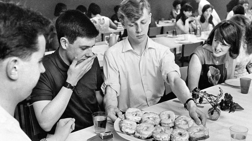 Zu Tisch bitte, hieß es für 56 Austauschschülerinnen und -schüler aus Glasgow und Nizza, die im August 1965 zu Gast in Nürnberg waren. Auf ovalen Platten wurden Schinken und Ananas, mit Käse überbacken, auf Toast serviert, den die „Jung-Europäer mehr begehrten, als Eisbein, Kraut und Kniedla“, wie es seinerzeit in unserer Berichterstattung hieß. Für die hier abgebildeten jungen Menschen schien der Anblick von Toast Hawaii jedoch eher ein kulinarischer Schreckmoment gewesen zu sein. Zu Tisch bitte, hieß es für 56 Austauschschülerinnen und -schüler aus Glasgow und Nizza, die im August 1965 zu Gast in Nürnberg waren. Auf ovalen Platten wurden Schinken und Ananas, mit Käse überbacken, auf Toast serviert, den die „Jung-Europäer mehr begehrten, als Eisbein, Kraut und Kniedla“, wie es seinerzeit in unserer Berichterstattung hieß. Für die hier abgebildeten jungen Menschen schien der Anblick von Toast Hawaii jedoch eher ein kulinarischer Schreckmoment gewesen zu sein.