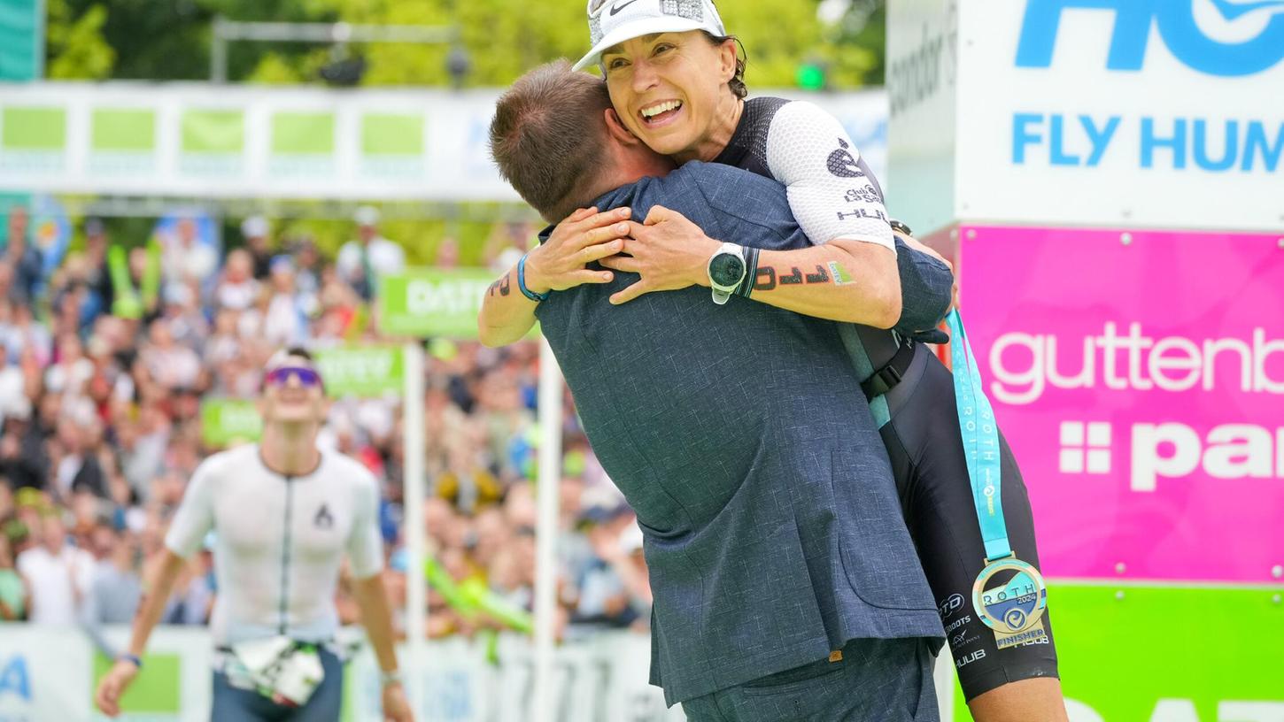 Überglücklich im Ziel: Renndirektor Felix Walchshöfer hebt Anne Haug in den Triathlon-Olymp. Überglücklich im Ziel: Renndirektor Felix Walchshöfer hebt Anne Haug in den Triathlon-Olymp.