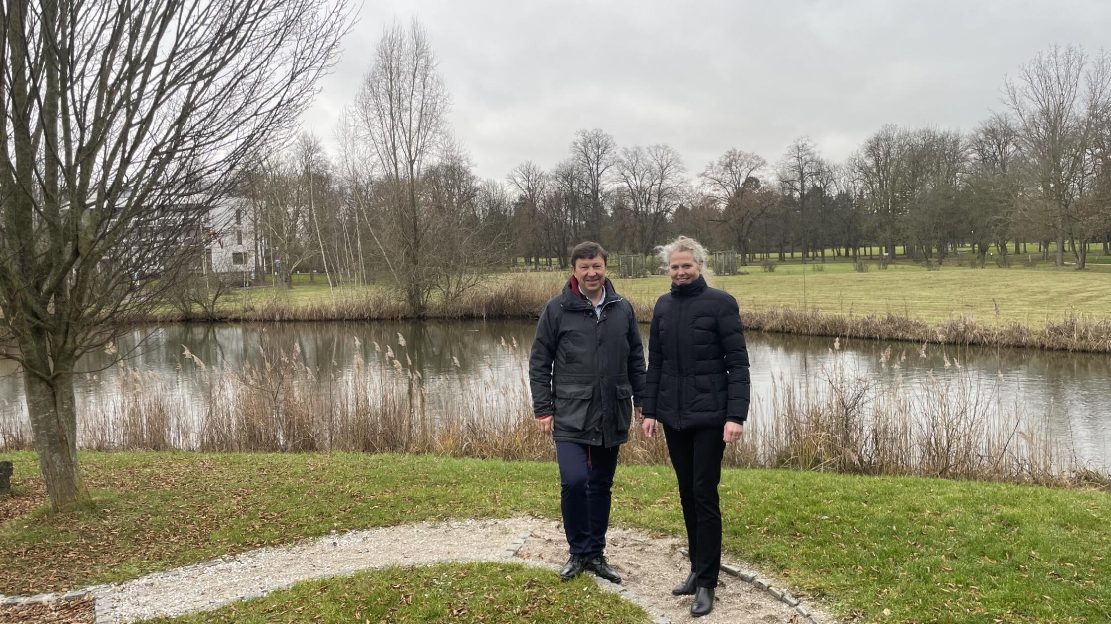Los geht es mit dem virtuellen Rundgang am Gradierwerk. Dort, wo Bad Windsheims Geschäftsführerin der Landesgartenschau-Gesellschaft, Birgit Grübler, und Bürgermeister Jürgen Heckel stehen, soll das "Blau-Grüne Herz", eines der Herzstücke der Anlage, entstehen. Übrigens: Es werden auch Führungen über das Gelände angeboten, die nächsten finden am 1. Februar, 1. März und 5. April 2025, jeweils ab 10.30 Uhr statt.