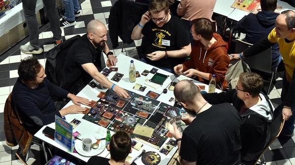 Auf den Erlanger Spieltagen können Fans der Brettspiele am Samstag, 25. Januar und Sonntag, 26. Januar für eine Partie ins E-Werk gehen. Im ganzen Haus gibt es an beiden Tagen eine große Auswahl an Karten- und Brettspiele, außerdem gibt es Rollenspielrunden, TableTop und einen "Bring and Buy"-Flohmarkt. Das E-Werk hat am Samstag von 12 Uhr bis 22 Uhr geöffnet, am Sonntag von 10 Uhr bis 20 Uhr. Der Eintritt pro Tag liegt preislich bei acht Euro.