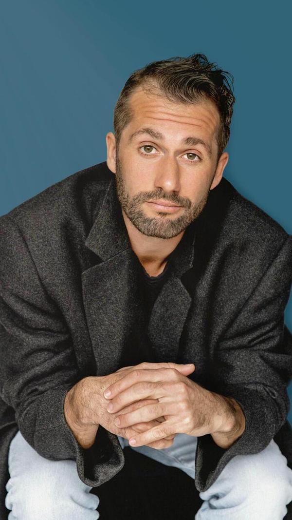 Stefan Leonhardsberger erzählt in seinem ersten Comedy-Solo vom Alltagswahnsinn als Familienvater, Verlobter und Lastenfahrrad-Gangster. Trotz vollem Körpereinsatz scheitert er dabei als aufgeklärter Kammerjäger im eigenen Schlafzimmer, wird Opfer eines enthemmten Mädelsabends und quält sich zu Fuß den Donauradweg entlang. Wem das zusagt, der kann den Comedian am Samstag, 25. Januar, ab 20 Uhr im Gutmann, in Nürnberg zuhören. Tickets für die Veranstaltung gibt es ab rund 29 Euro.