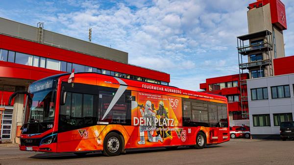 Der auffallend gestaltete Omnibus wirbt anlässlich