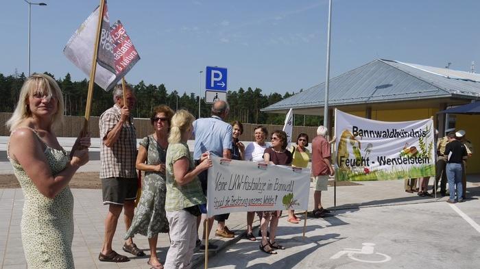 Eröffnung der Parkanlage an der A3 von Protesten begleitet