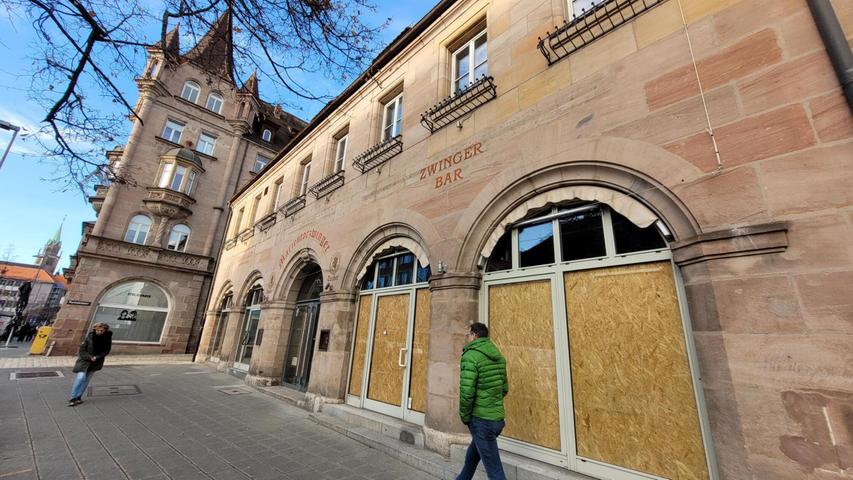 Verbaute Scheiben und leere Flächen: Nach wie vor wartet man auf Baugenehmigung für den "Marientorzwinger". Verbaute Scheiben und leere Flächen: Nach wie vor wartet man auf Baugenehmigung für den "Marientorzwinger".