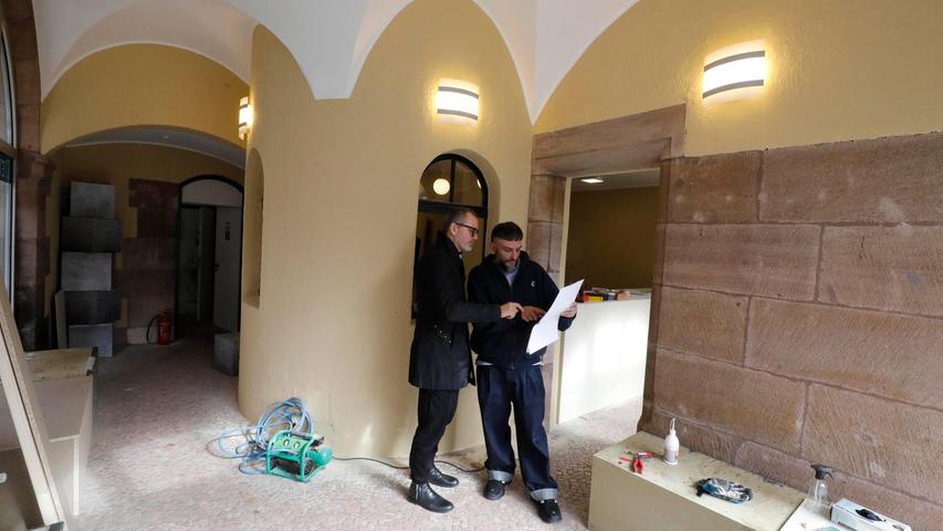 Im Oktober 2023, als dieses Bild entstand, haben die Vorarbeiten im Marientorzwinger bereits begonnen. "Terraplan"-Geschäftsführer Erik Roßnagel und Wirt Evangelos Koliousis checken die Pläne. Im Oktober 2023, als dieses Bild entstand, haben die Vorarbeiten im Marientorzwinger bereits begonnen. "Terraplan"-Geschäftsführer Erik Roßnagel und Wirt Evangelos Koliousis checken die Pläne.
