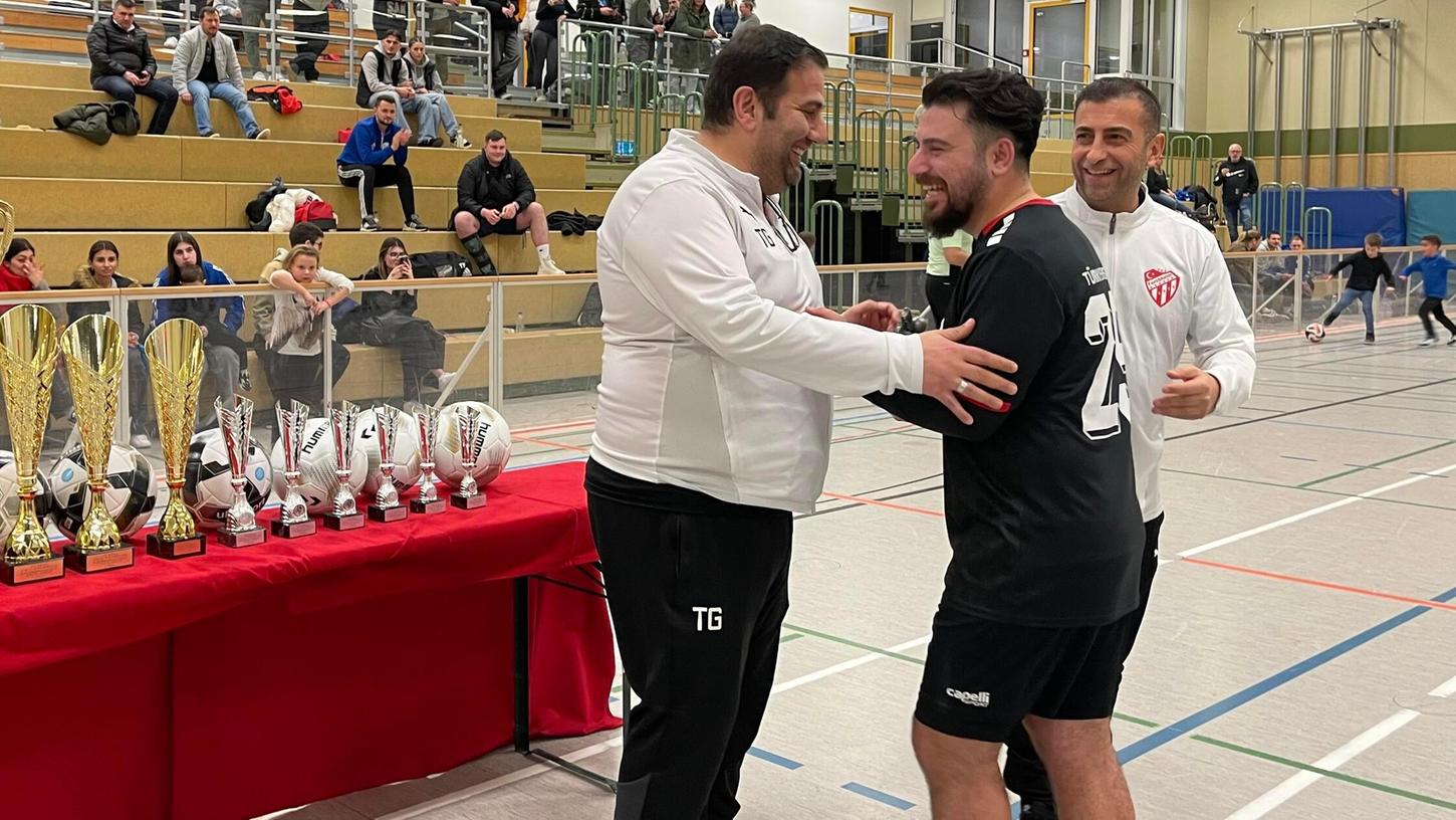 Küsschen zum Pokal: Das erfrischend andere Hallenturnier des TKV Forchheim