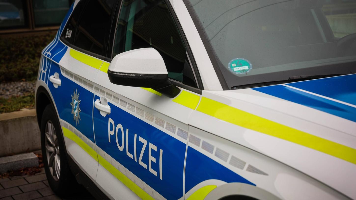 Die Polizei ermittelt in zwei Fällen wegen des Verdachts des Verwendens von Kennzeichen verfassungswidriger Organisationen. (Symbolbild) Die Polizei ermittelt in zwei Fällen wegen des Verdachts des Verwendens von Kennzeichen verfassungswidriger Organisationen. (Symbolbild)