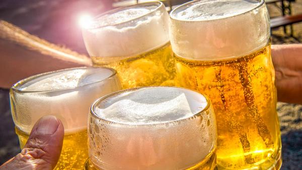 Biergartenbesucher prosten sich zu, Münchner genie