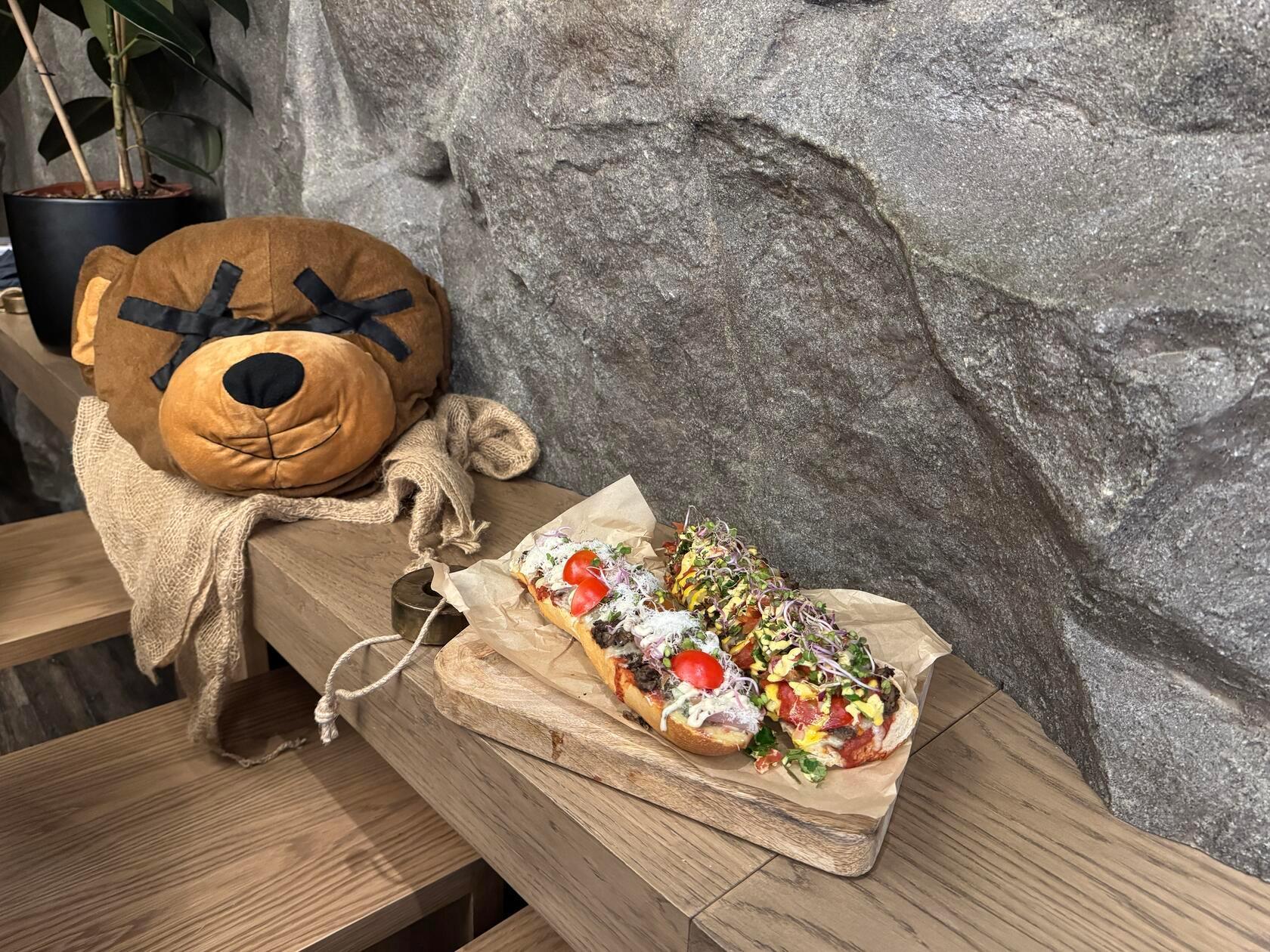 Neben dem ikonischen Bärenkopf: Das Baguette "Trüffelgenuss" (l.) und die "Feurige Fiesta" beide für 12,50 Euro.