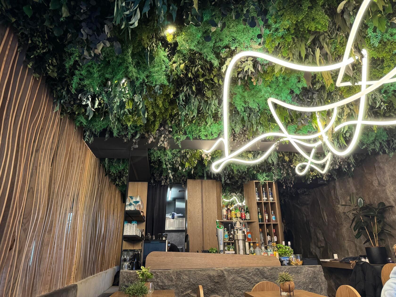 Auch extrem stimmungsvoll sind die Leuchtschlangen, die sich durch begrünte Decke ziehen.