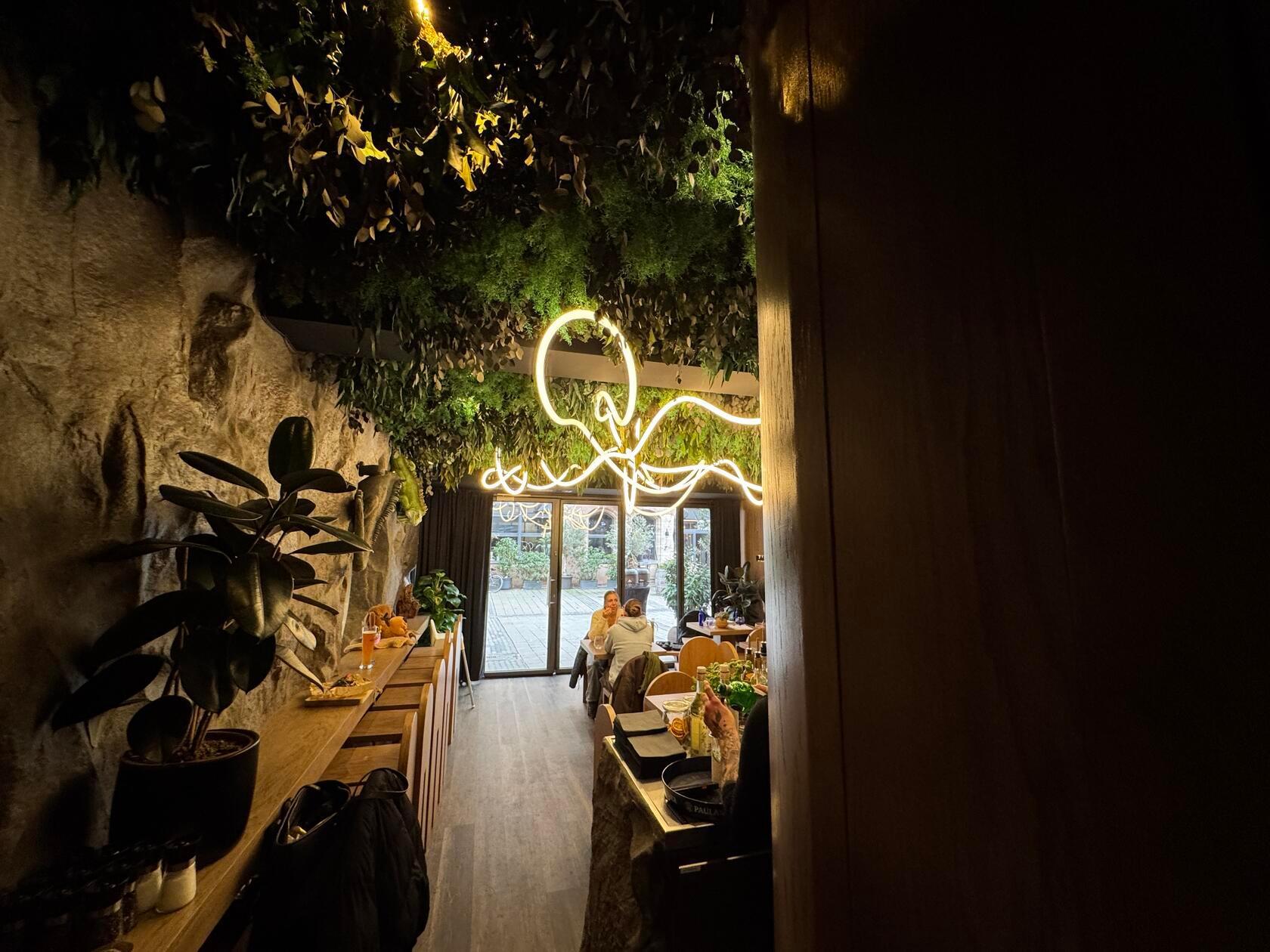 Stimmungsvoll – mit Ausblick aus dem großen Fenster in die echte Wekt.