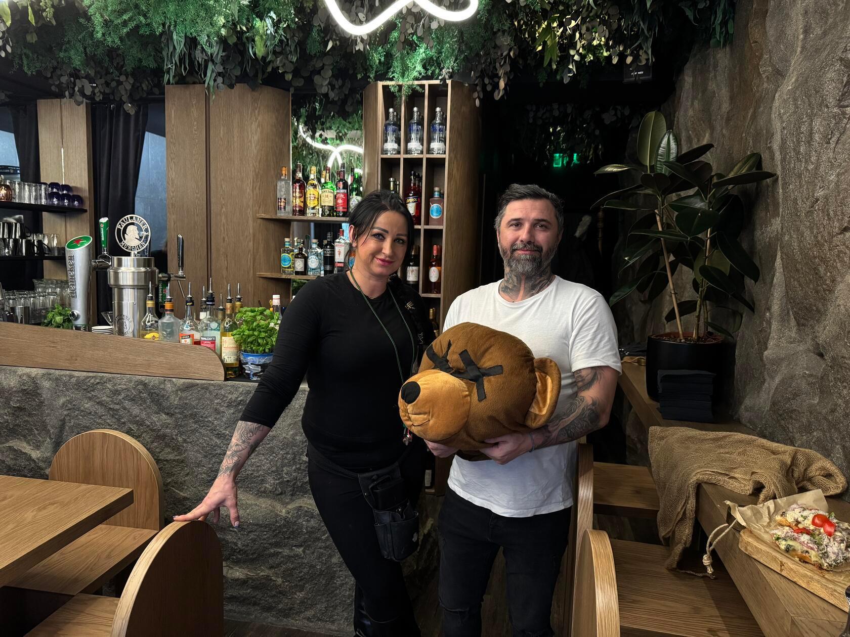 Die Inhaber Marta Konzeniowska und Dawid Kaczmarek – und natürlich darf auch hier der Bärenkopf nicht fehlen.