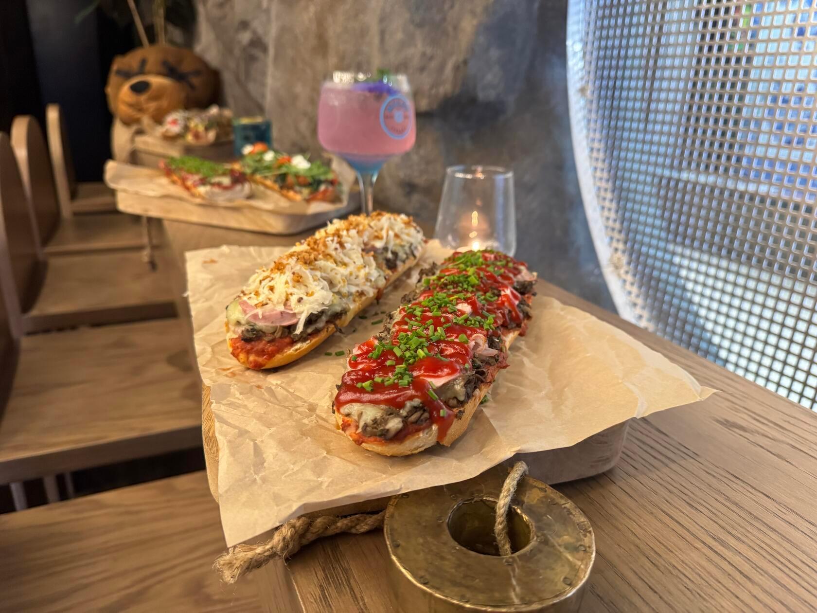 Links liegt "Bavaria" mit Weißwurst, Sauerkraut und Röstzwiebeln neben dem "Klassiker", der mit Champignonfüllung, Mozzarella und Ketchup aufwartet.