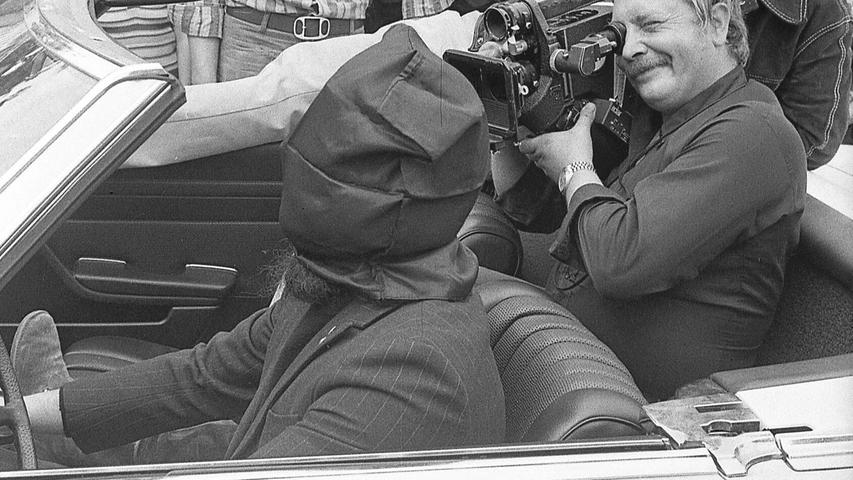 „Ich bin so fertig, ich kann's gar nicht sagen.“, so eine Passantin im August 1972 zu einem Vertreter unserer Zeitung. Sie hatte in Nürnberg vor einem Cabrio die Straße überquert, dessen Fahrer sein Gesicht komplett hinter einer schwarzen Maske verbarg. Es war der Magier Roland Besendorfer aus Fürth, der mit seinen Geschwistern Elke und Elmar eine „Blindfahrt unter Hypnose“ darbot. Peter Frankenfeld, Moderator der Sendung „Und Ihr Steckenpferd?“, hatte ein Drehteam geschickt, um das Trio dabei auf Film zu bannen. Vor vielen Zuschauern hypnotisierte Elmar am Hauptmarkt den Bruder und verband ihm die Augen. Elke gab danach via Gedankenübertragung Befehle an den blind Fahrenden, der so eine große Runde durch die Nürnberger Innenstadt drehte. „Ich bin so fertig, ich kann's gar nicht sagen.“, so eine Passantin im August 1972 zu einem Vertreter unserer Zeitung. Sie hatte in Nürnberg vor einem Cabrio die Straße überquert, dessen Fahrer sein Gesicht komplett hinter einer schwarzen Maske verbarg. Es war der Magier Roland Besendorfer aus Fürth, der mit seinen Geschwistern Elke und Elmar eine „Blindfahrt unter Hypnose“ darbot. Peter Frankenfeld, Moderator der Sendung „Und Ihr Steckenpferd?“, hatte ein Drehteam geschickt, um das Trio dabei auf Film zu bannen. Vor vielen Zuschauern hypnotisierte Elmar am Hauptmarkt den Bruder und verband ihm die Augen. Elke gab danach via Gedankenübertragung Befehle an den blind Fahrenden, der so eine große Runde durch die Nürnberger Innenstadt drehte.