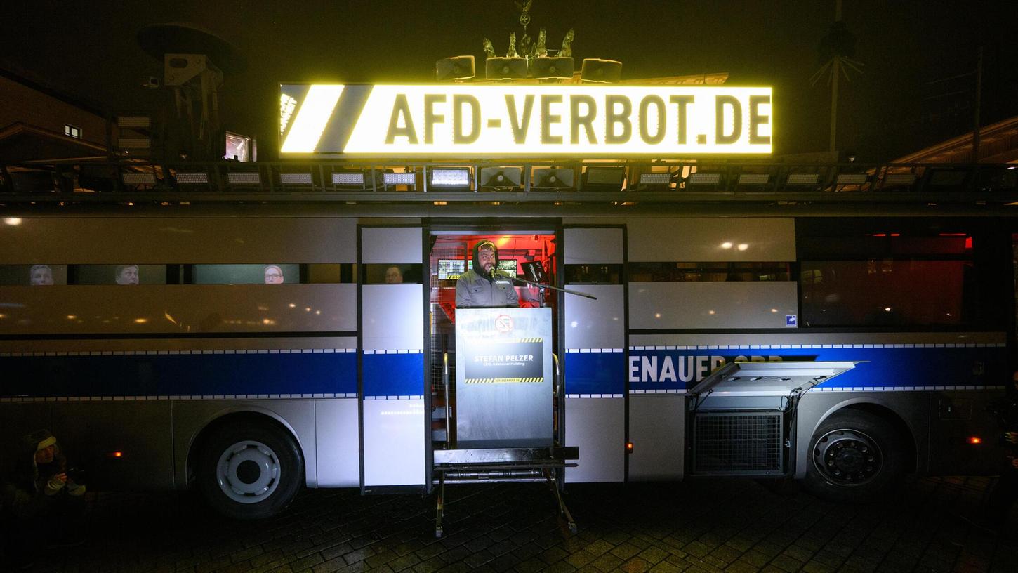 Protestaktion des "Zentrums für politische Schönheit" vor dem Brandenburger Tor: Ein ehemaliger Gefangenentransporter wurde zu einem "Verbotsmobil" umgebaut. Protestaktion des "Zentrums für politische Schönheit" vor dem Brandenburger Tor: Ein ehemaliger Gefangenentransporter wurde zu einem "Verbotsmobil" umgebaut.