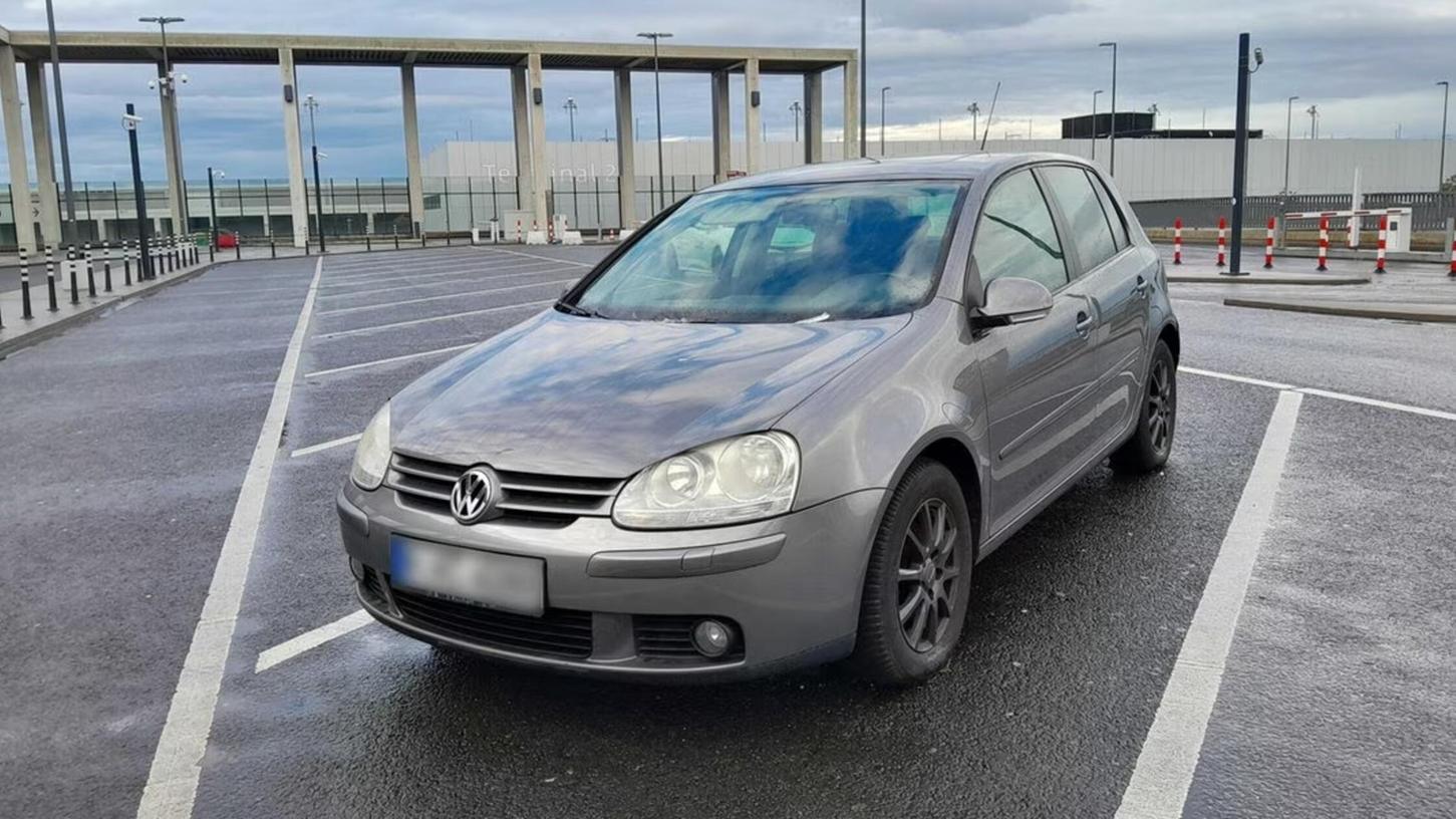 Dieser VW Golf steht seit mehr als einem Jahr auf dem Kurzzeitparkplatz vor dem Flughafen BER. Dieser VW Golf steht seit mehr als einem Jahr auf dem Kurzzeitparkplatz vor dem Flughafen BER.