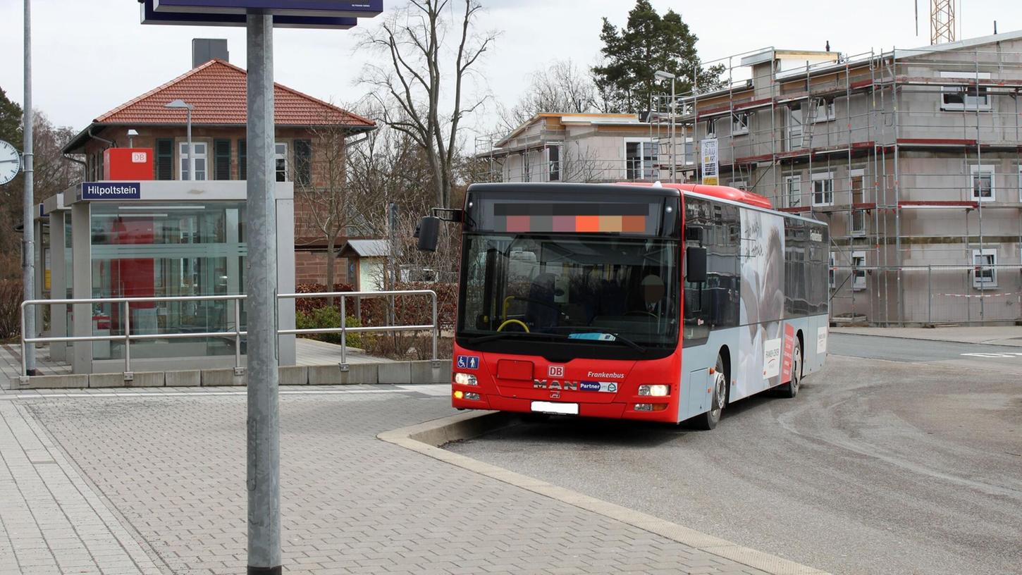 Der Mann war mit dem Bus unterwegs zu seinem Einsatz im Linienbetrieb. (Symbolbild) Der Mann war mit dem Bus unterwegs zu seinem Einsatz im Linienbetrieb. (Symbolbild)