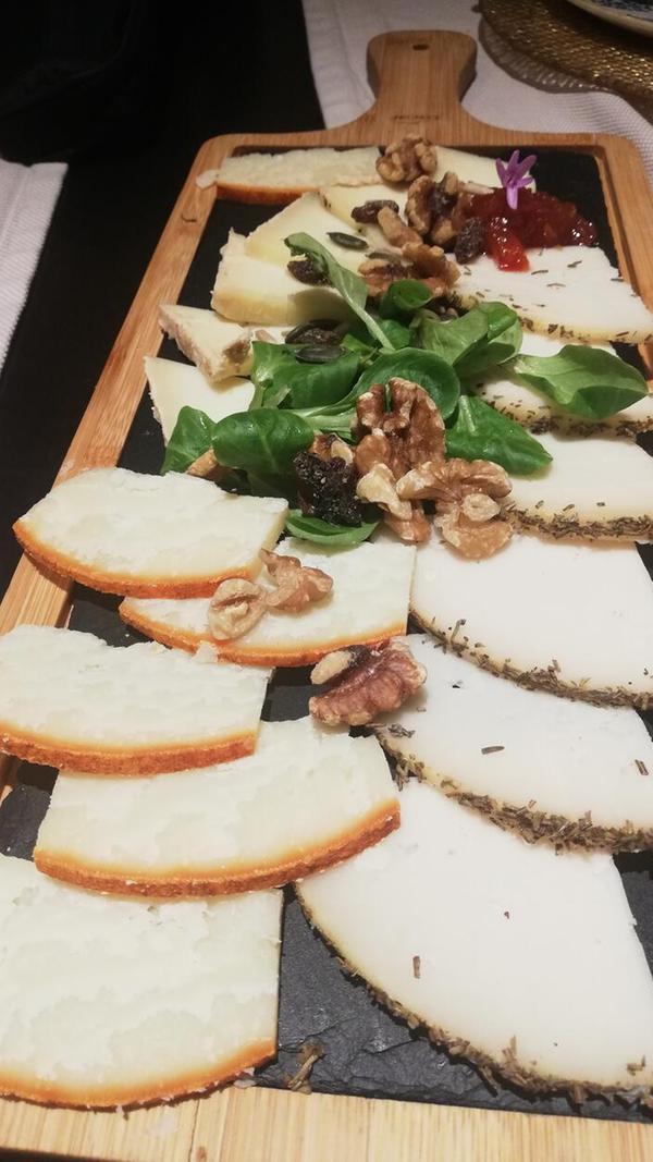 Aber auch Vegetarier kommen dank verschiedenem Schinken, vor allem aus Schafs- und Ziegenmilch, auf ihre Kosten.