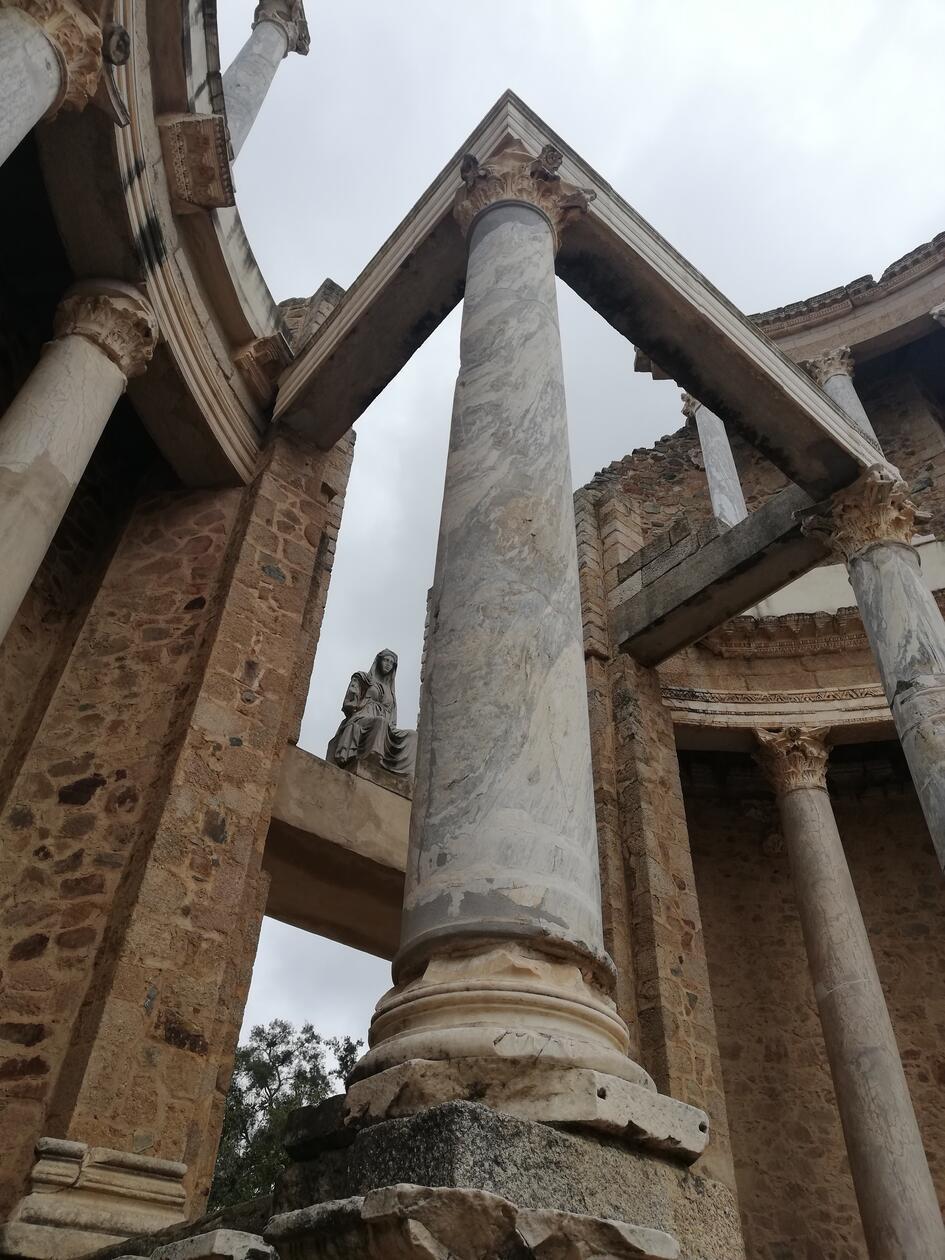 Mit Marmor-Säulen und Statuen verschiedener Götter (hier Demeter) ist es eines der besten erhaltenen römischen Theater in Europa.