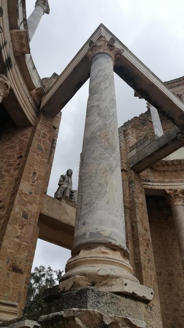 Mit Marmor-Säulen und Statuen verschiedener Götter (hier Demeter) ist es eines der besten erhaltenen römischen Theater in Europa.