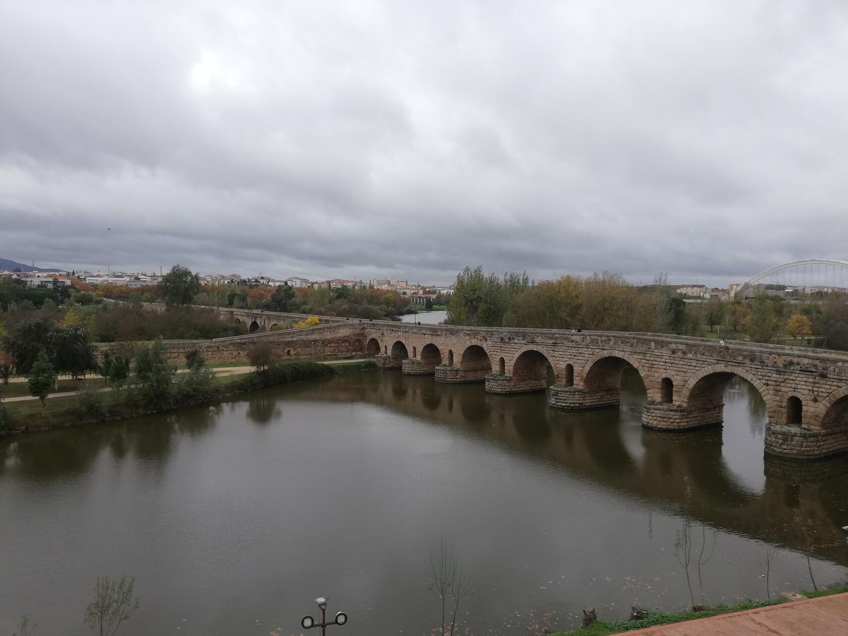 Die römische Brücke verbindet seit Jahrtausenden Mérida mit der anderen Flussseite.