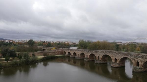 Die römische Brücke verbindet seit Jahrtausenden Mérida mit der anderen Flussseite.