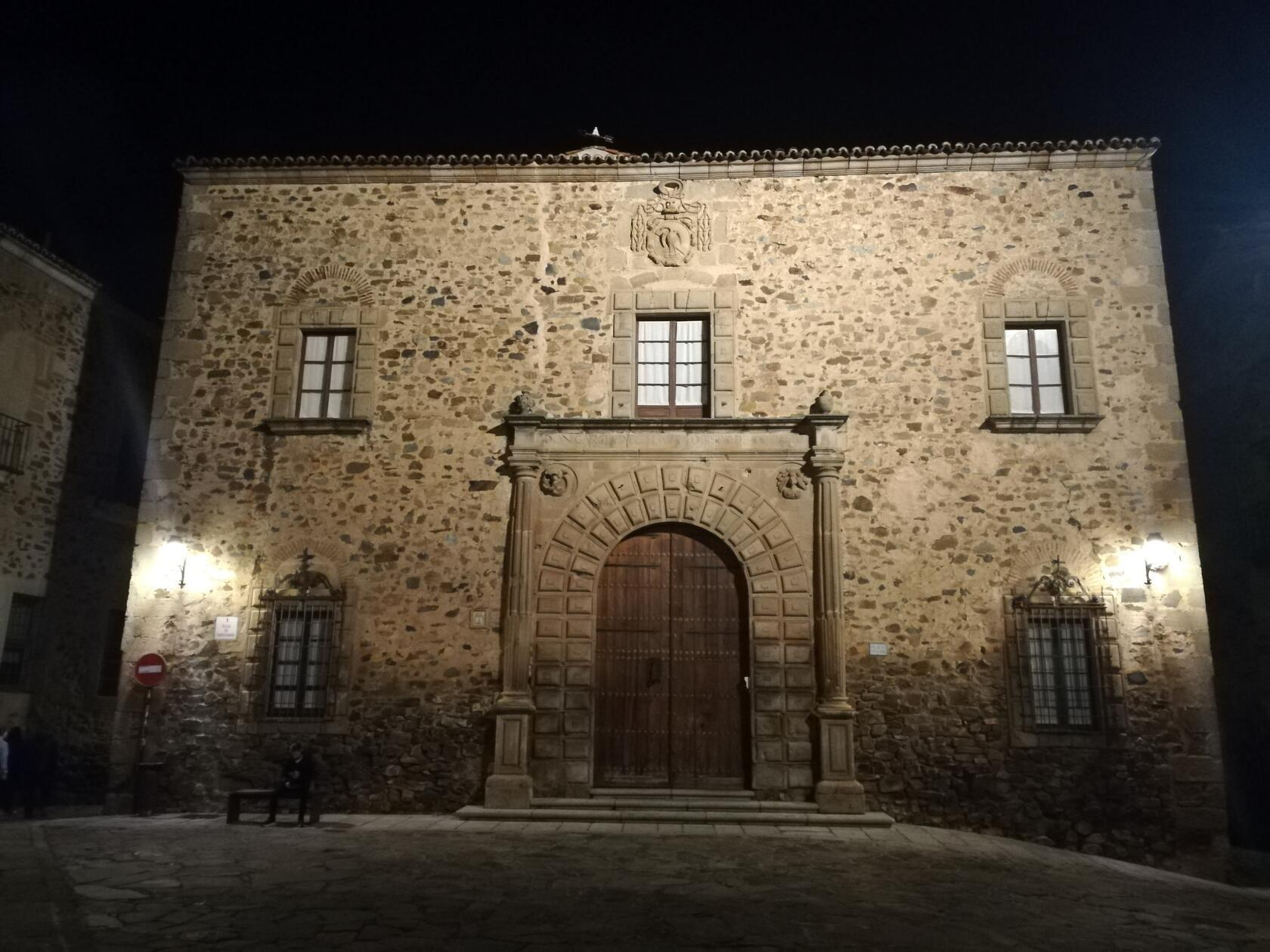 Verschiedene Herrenhäuser und Paläste erzählen die ruhmreiche Geschichte der Stadt. Hier zu sehen ist er Bischofspalast.