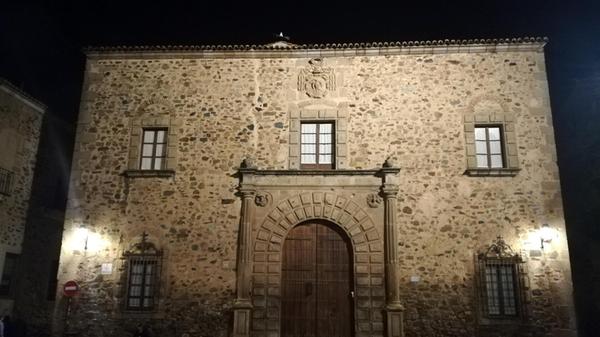 Verschiedene Herrenhäuser und Paläste erzählen die ruhmreiche Geschichte der Stadt. Hier zu sehen ist er Bischofspalast.