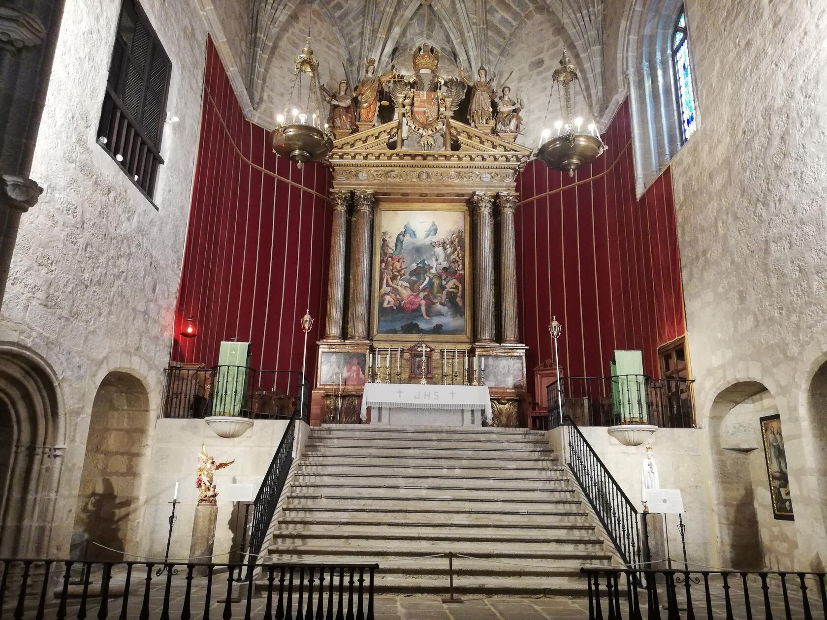 Das Lieblingsbild von Karl V. (bzw. eine Kopie des Gemäldes, das Original von Tizian hängt im Prado in Madrid) ziert wie zu Lebzeiten des Kaisers den Altar des Klosters.