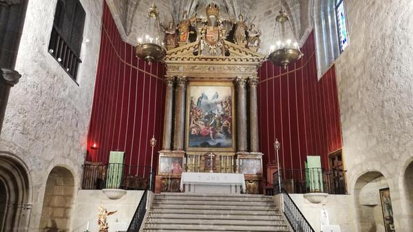 Das Lieblingsbild von Karl V. (bzw. eine Kopie des Gemäldes, das Original von Tizian hängt im Prado in Madrid) ziert wie zu Lebzeiten des Kaisers den Altar des Klosters.