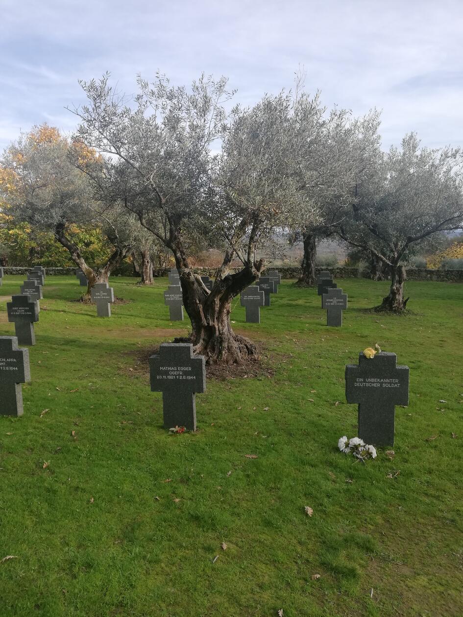 Auf dem Gelände des Klosters liegen auch die deutschen Soldaten begraben, die im Ersten und Zweiten Weltkrieg mit ihrem Flugzeug über Spanien gestürzt oder an die spanische Küste angeschwemmt wurden.