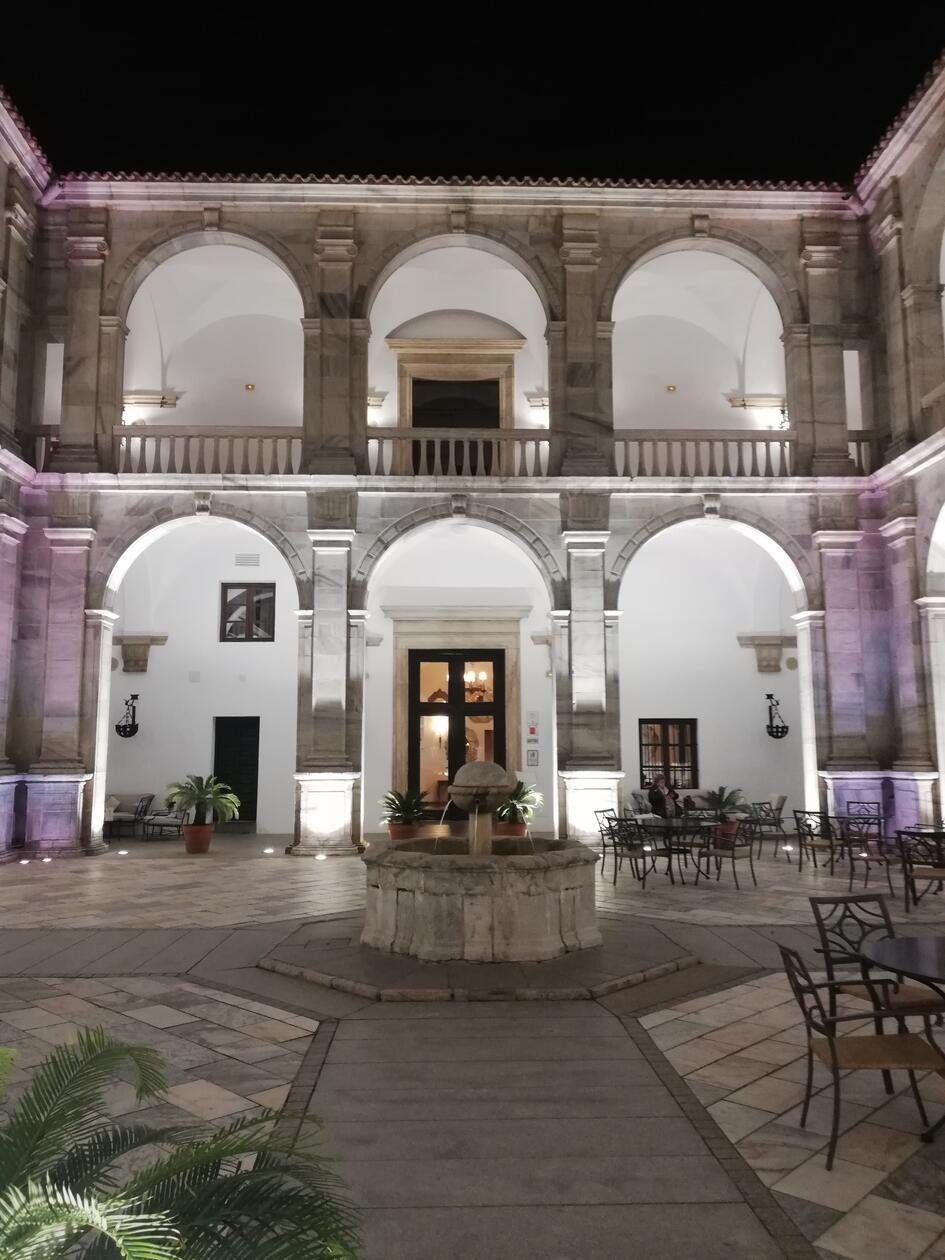 Wer durch Extremadura reist, kann unter anderem in einem der vielen Paradores übernachten. Ehemalige Paläste, Klöster und Herrenhäuser, die der spanische Staat zu Hotels umgebaut hat, um so die historischen Gebäude erhalten zu können. Weitere Informationen und Buchung: https://paradores.es/de