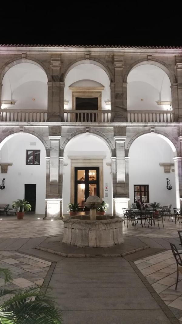 Wer durch Extremadura reist, kann unter anderem in einem der vielen Paradores übernachten. Ehemalige Paläste, Klöster und Herrenhäuser, die der spanische Staat zu Hotels umgebaut hat, um so die historischen Gebäude erhalten zu können. Weitere Informationen und Buchung: https://paradores.es/de