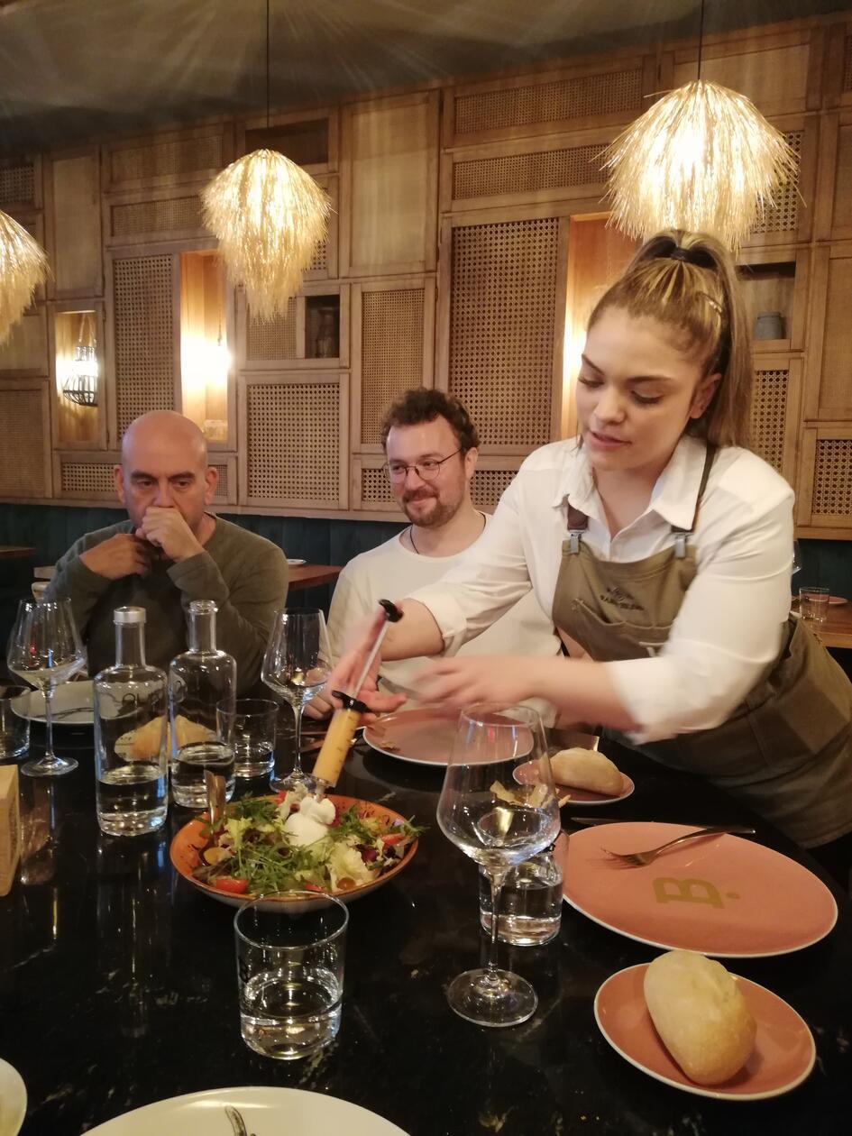 In der ganzen Gegend gibt es gute Restaurants, die neben Schinken viele weitere Spezialitäten aus der Region im Angebot haben. Hier auf dem Bild zum Beispiel das "Restaurante Barbarossa" in Mérida. https://barbarossamerida.es/