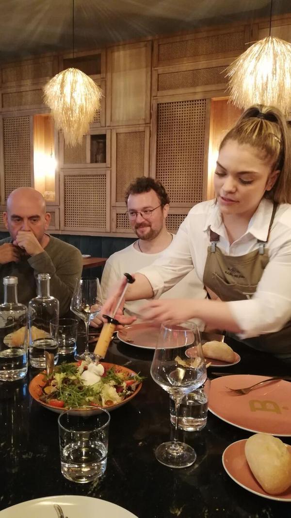 In der ganzen Gegend gibt es gute Restaurants, die neben Schinken viele weitere Spezialitäten aus der Region im Angebot haben. Hier auf dem Bild zum Beispiel das "Restaurante Barbarossa" in Mérida. https://barbarossamerida.es/