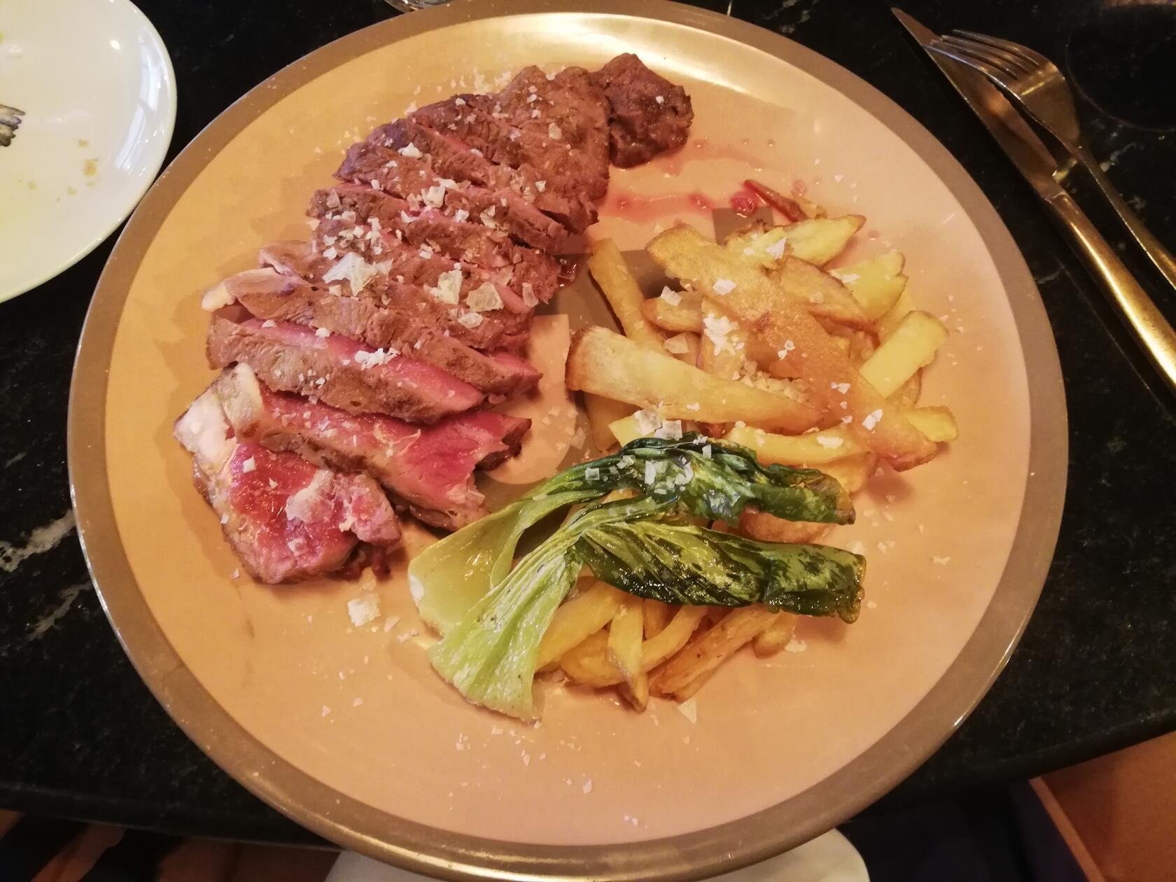 Einzige Vorwarnung: Die Portionsgrößen sind oft mächtig, man sollte mit gutem Hunger und nicht während einer Diät nach Extremadura reisen. Damit: Gute Reise und guten Appetit!