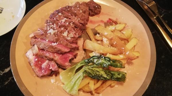 Einzige Vorwarnung: Die Portionsgrößen sind oft mächtig, man sollte mit gutem Hunger und nicht während einer Diät nach Extremadura reisen. Damit: Gute Reise und guten Appetit!