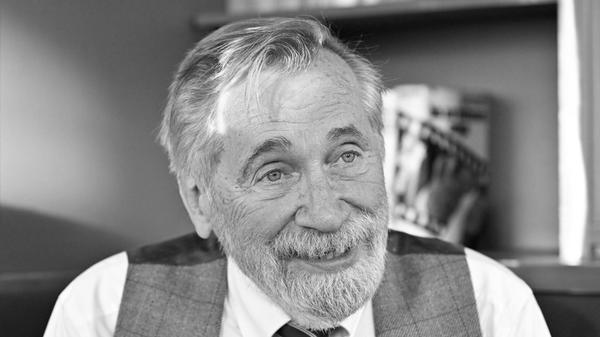 TV-Legende, "Tele-As"-Moderator und Showmaster Peter Rapp ist am 25. April im Alter von 81 Jahren gestorben. In mehr als 60 Jahren Fernsehtätigkeit hatte er sich mit Schlagfertigkeit und Humor einen Status als Kultmoderator erarbeitet.