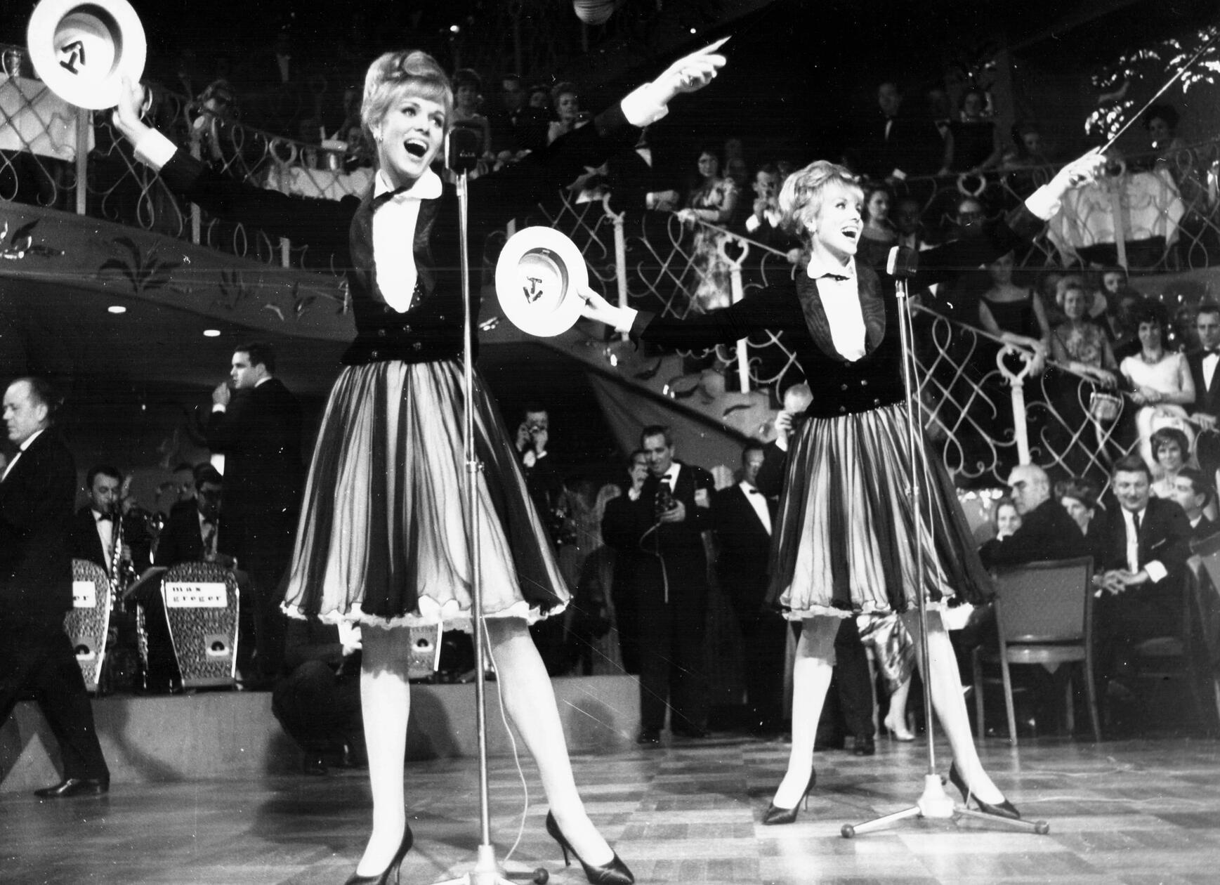 Einst galten sie als die schönsten Frauen der Welt: Die Zwillinge Ellen und Alice Kessler sind am 17. November im Alter von 89 Jahren verstorben - offenbar gemeinsam in ihrem Haus in Grünwald bei München. In den über 60 Jahren standen sie gemeinsam mit Weltstars wie Frank Sinatra, Fred Astaire und Harry Belafonte auf einer Bühne und liefen Muhammad Ali, Sammy Davis Jr., den Jackson Five und Elvis Presley über den Weg