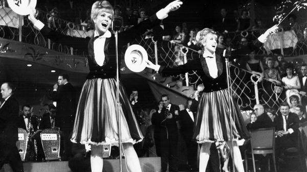 Einst galten sie als die schönsten Frauen der Welt: Die Zwillinge Ellen und Alice Kessler sind am 17. November im Alter von 89 Jahren verstorben - offenbar gemeinsam in ihrem Haus in Grünwald bei München. In den über 60 Jahren standen sie gemeinsam mit Weltstars wie Frank Sinatra, Fred Astaire und Harry Belafonte auf einer Bühne und liefen Muhammad Ali, Sammy Davis Jr., den Jackson Five und Elvis Presley über den Weg