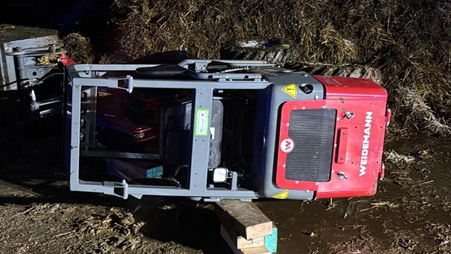 Am Morgen des 30. Januars wurden Einsatzkräfte der Feuerwehr Hilpoltstein, Meckenhausen und Pierheim zu einem Hof gerufen. Dort war ein Mann unter seinem eigenen Radlader eingeklemmt. Am Morgen des 30. Januars wurden Einsatzkräfte der Feuerwehr Hilpoltstein, Meckenhausen und Pierheim zu einem Hof gerufen. Dort war ein Mann unter seinem eigenen Radlader eingeklemmt.